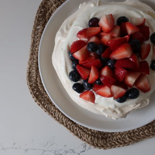 Berries Pavlova 9"